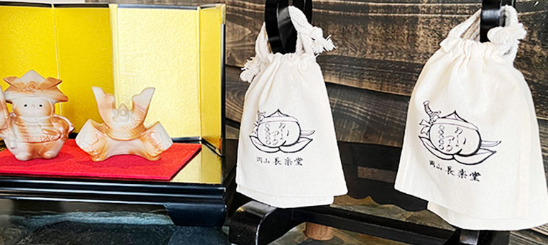 和風の名入れ印刷が施された、白色でダブル紐タイプの2つのオリジナル巾着が写っている画像