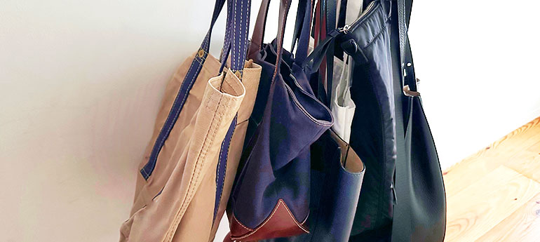 様々な形状・カラー・デザインの複数のトートバッグが写っているイメージ画像