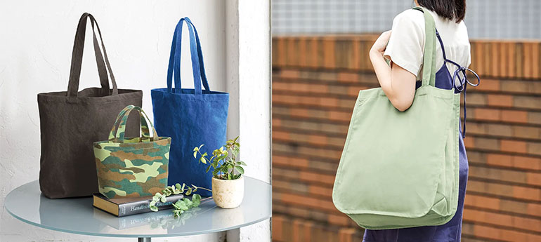 サイズ・形状・デザインが異なる3つのキャンバス地のトートバッグとキャンバス地のトートバッグを肩に掛けている女性が写っているイメージ画像