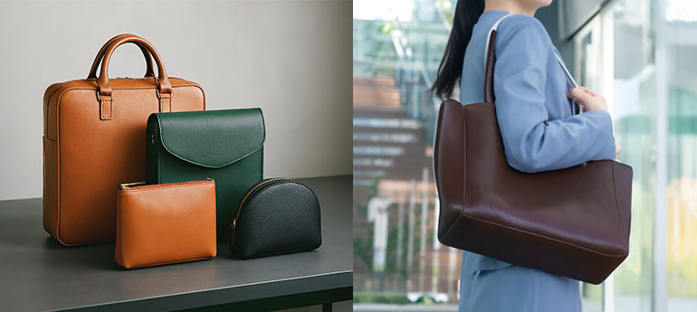 サイズ・形状・デザインが異なる2つのレザー（革）トートバッグと、複数のポーチが写っているイメージ画像