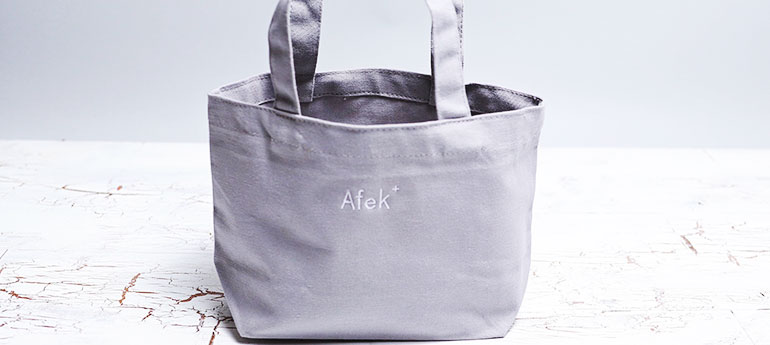 薄紫色の舟形（バケツ型）トートが写っているイメージ画像