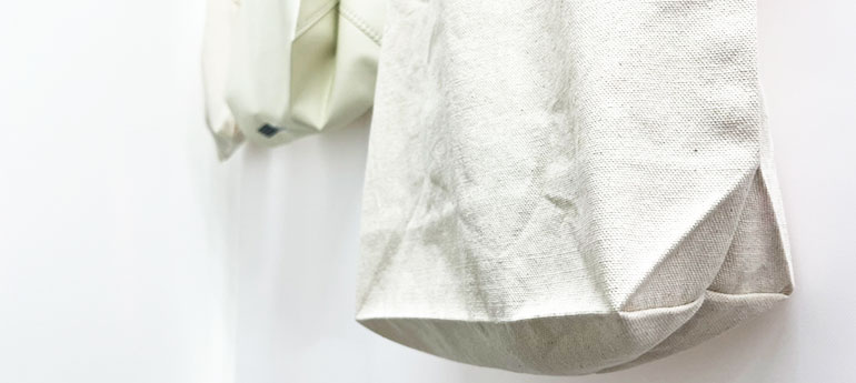 2つのトートバッグのマチ部分がアップで写っている画像