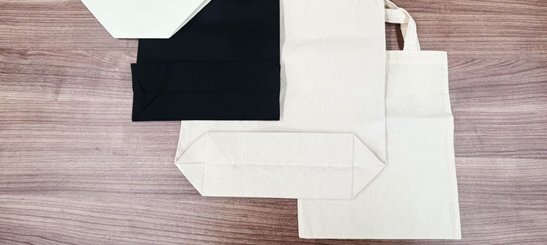 4種類のトートバッグのマチ部分が並んで写っている画像