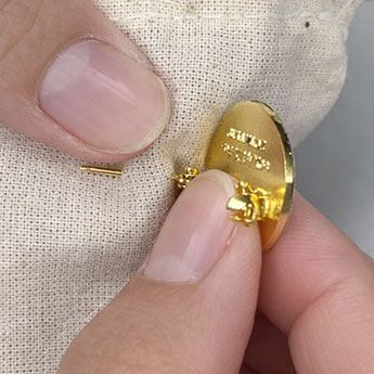 ピンバッジの針を刺す
