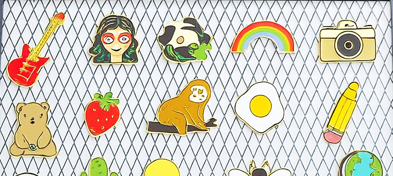 複数個のピンバッジを飾ってインテリアとして楽しんでいるイメージ画像