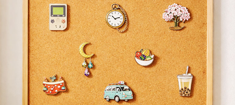 複数のデザインが異なるピンバッジをコルクボードに程よい間隔をあけて展示した画像
