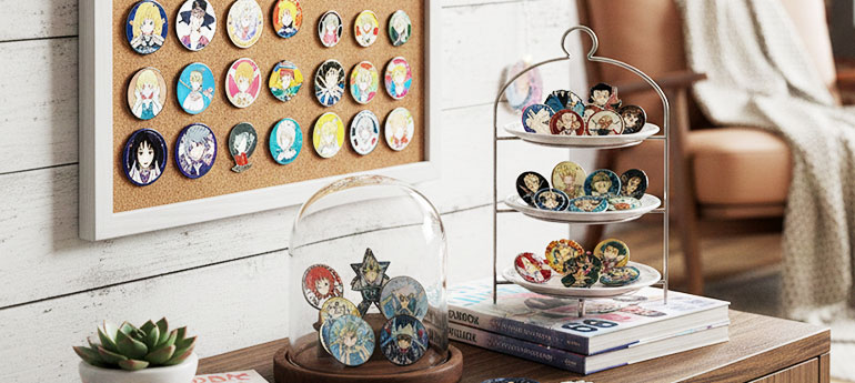 コルクボード・ショーケースなどに、アニメ関連のピンバッジのみでグルーピングして展示した画像