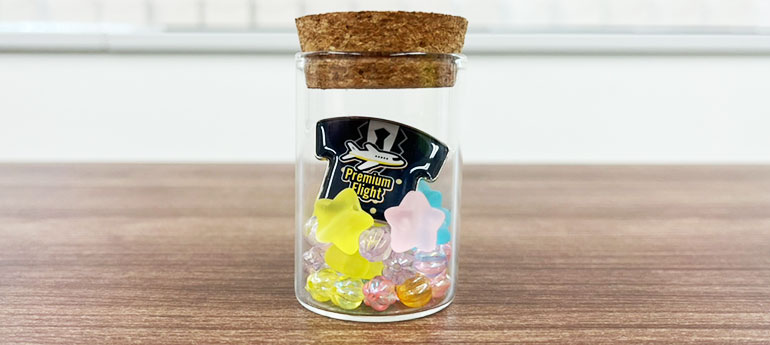 コルクボード・ショーケースなどに、アニメ関連のピンバッジのみでグルーピングして展示した画像