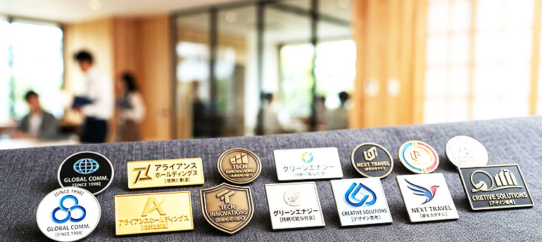 様々な種類の社章が複数個並んでいるイメージ画像