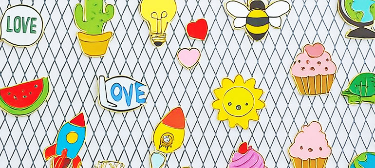 ピンバッジをインテリア装飾として使用しているイメージ画像