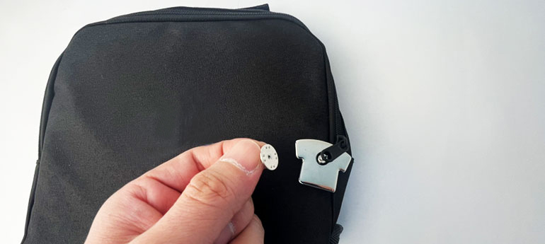 シャツの形をしたオリジナルピンバッジの裏面の留め具にシルバーのキーホルダーパーツの輪っかを通している画像