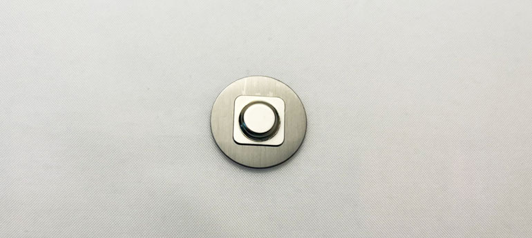 マグネット式のバッジの裏面の、強力なマグネットによる留め具が写っている画像