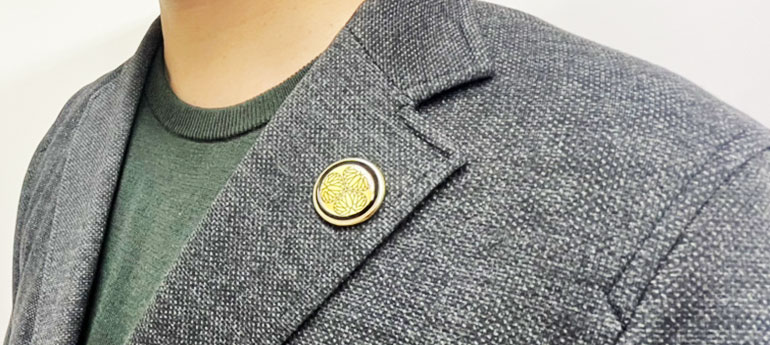 絵柄が異なる3種類のオリジナルピンバッジにそれぞれ、キーホルダー用のゴールドのナスカン、キーホルダー用のシルバーのナスカン、赤いストラップ用の根付紐を取り付けた画像