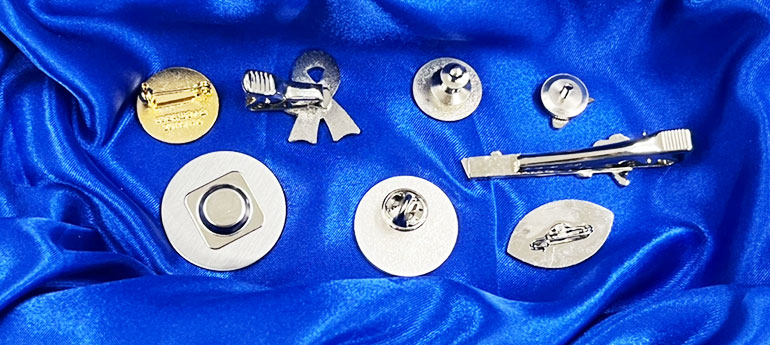 8種類の様々なタイプのピンバッジ（ラぺルピン）の、裏側の留め具（キャッチ）部分が写っている画像