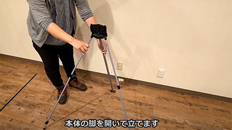 脚を開いているイメージ画像