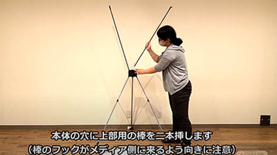脚を開いているイメージ画像