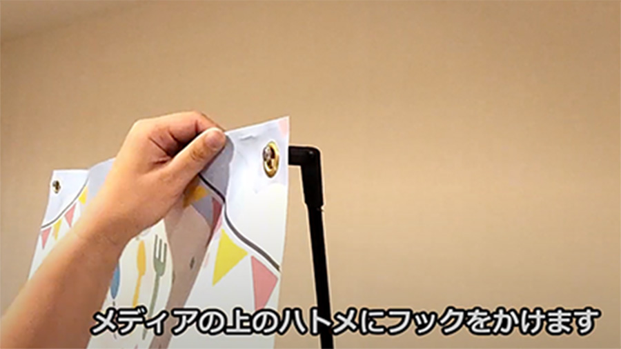 脚を開いているイメージ画像