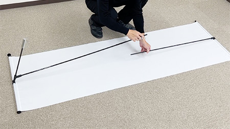 脚を開いているイメージ画像