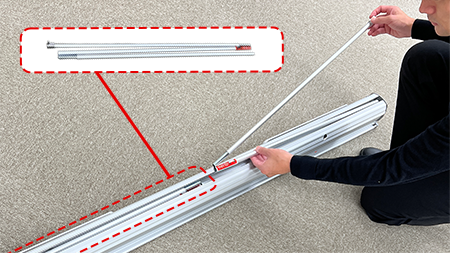 本体から支柱を取り出す画像