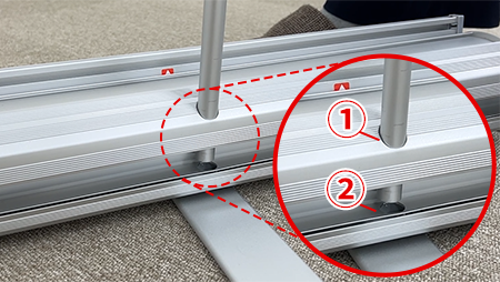 支柱を本体に差し込む画像