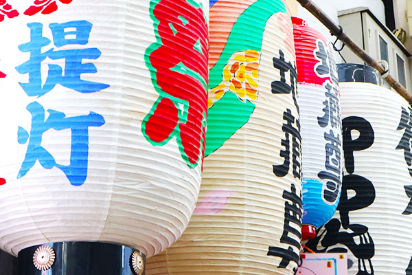 地蔵尊に装飾されているオリジナル提灯のズームアップのイメージ画像