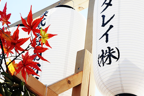 屋外に装飾されているオリジナルビニール提灯のイメージ画像