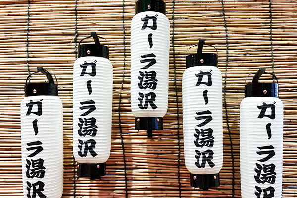 商業施設の壁に取り付けて飾られているオリジナルの弓張り提灯のイメージ画像