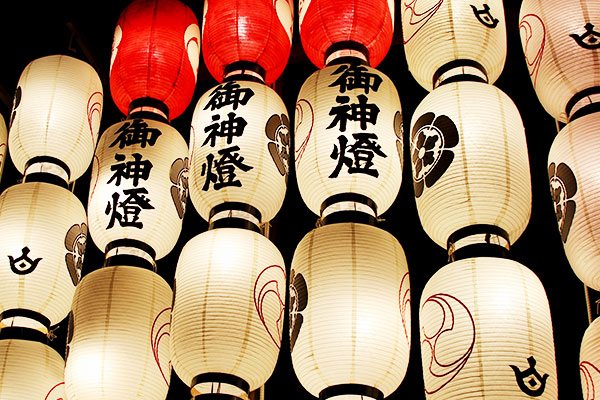お祭りの会場に飾られている、家紋などが名入れ印刷されたオリジナル提灯の画像