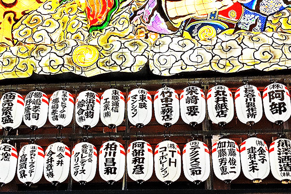 お祭りの会場に装飾された、協賛企業の名前が名入れ印刷されているオリジナル協賛提灯の画像