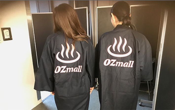 スターツ出版株式会社の実績：背中に会社のロゴ