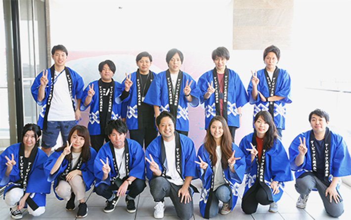 ケービックス株式会社の実績：襟に会社のロゴ