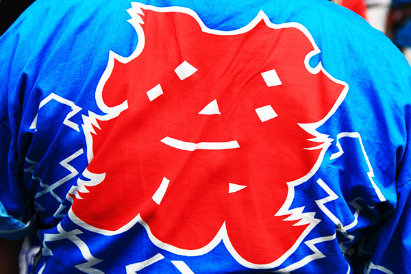 背面に赤色で「祭」の文字が入っている青色の法被を着用した人のイメージ画像