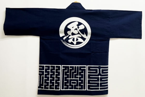 反応染めをした、天竺木綿のオリジナル法被の全体イメージをバックから撮影した画像