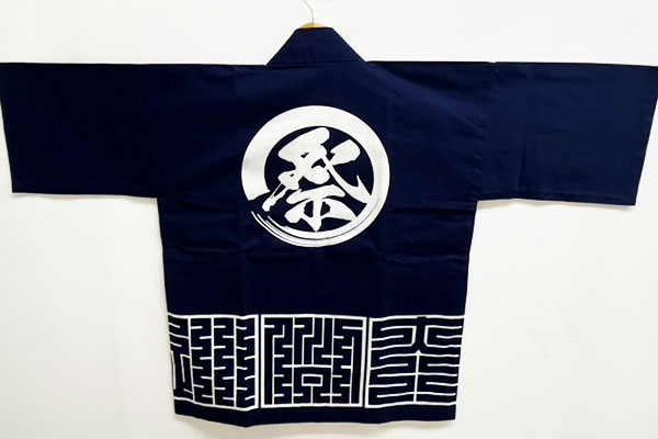 反応染めをした、10番天竺のオリジナル法被の全体イメージをバックから撮影した画像