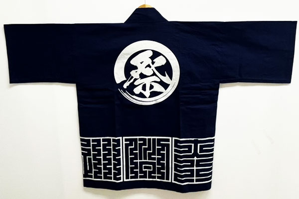 反応染めをした、シャークスキン綿のオリジナル法被の全体イメージをバックから撮影した画像