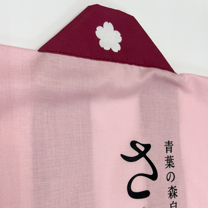 首元にあたる襟裏の部分に桜のワンポイント