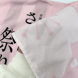 淡いピンク色の桜がプリントされており、手にかざすと少し透ける程度の薄さ