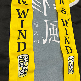 襟に英語のロゴとイラストがプリント