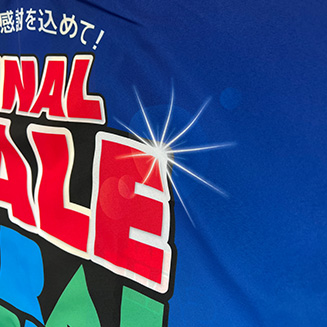 背面にプリントされたブランドロゴのアップ