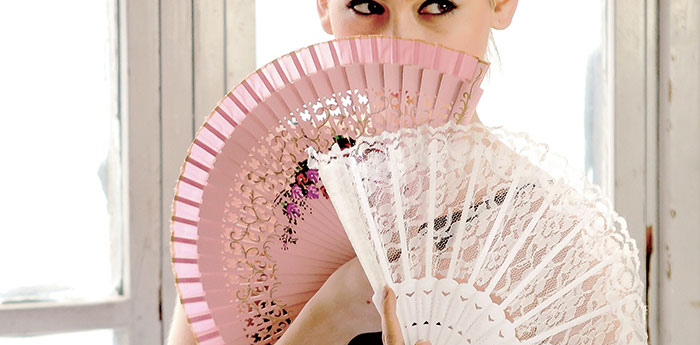 ヨーロッパの貴婦人が顔の前で扇子を掲げているイメージ画像