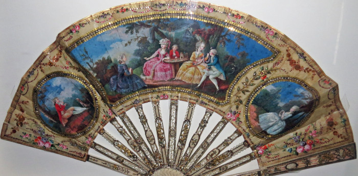 ヨーロッパの装飾が施された洋扇子のイメージ画像