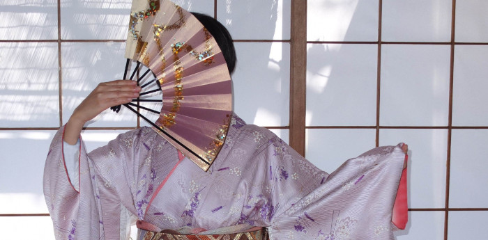 日本舞踊で扇子を使用する女性のイメージ画像