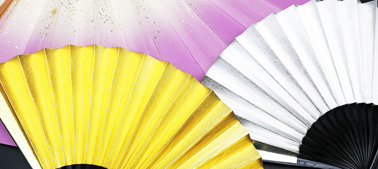 扇面が金色・扇面が銀色の祝儀扇（末広）と、扇面が桜色の扇子が重なり合っているイメージ画像