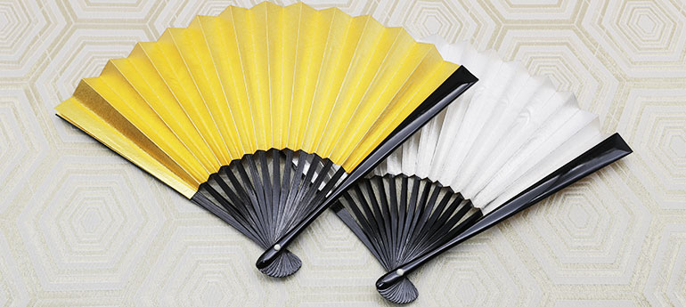 和装の結婚式で新婦や親族が使用する、骨部分が黒い漆塗りで扇面が金色の祝儀扇（末広）と扇面が銀色の祝儀扇（末広）のイメージ画像