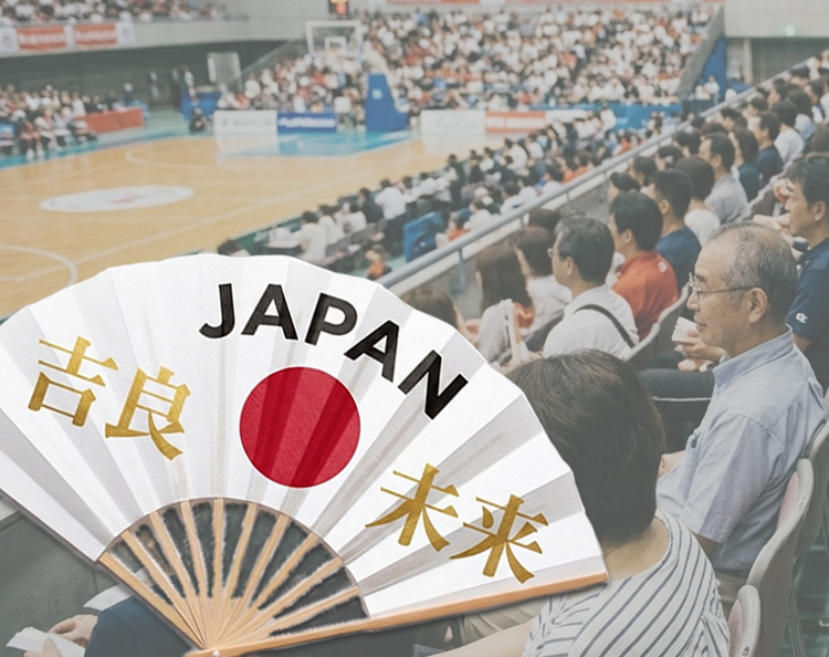 選手の名前が印刷された扇子