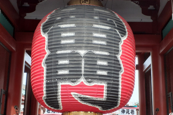 寺社仏閣(浅草の雷門)の大きな提灯のイメージ画像