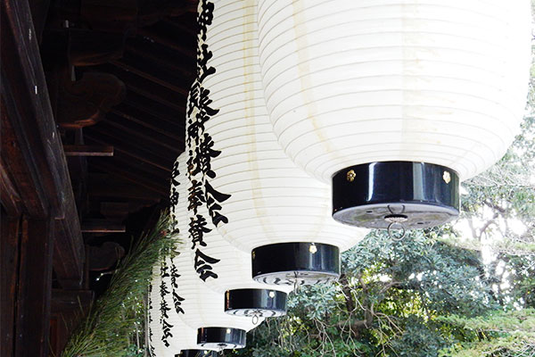 神社の軒先に装飾されている白いオリジナル提灯のイメージ画像