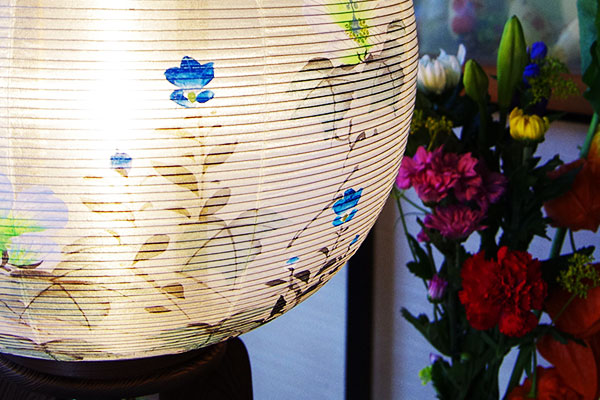 お盆の期間に室内で装飾される、オリジナル絹提灯のイメージ画像