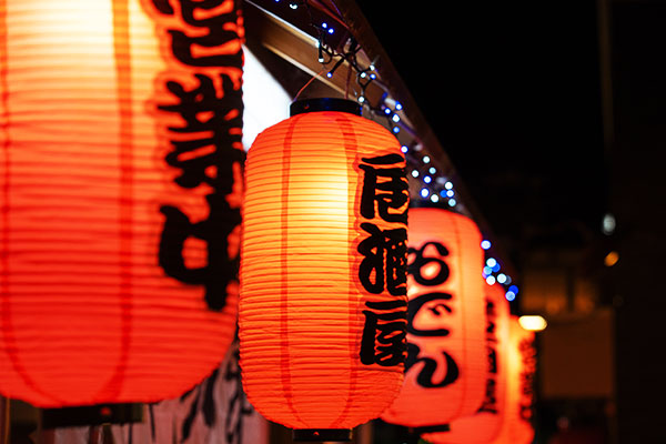 居酒屋の入り口に飾られている、長型のオリジナル提灯のイメージ画像