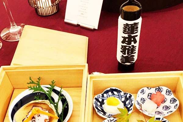 祝宴で席札として利用されているオリジナルのミニ提灯が、お料理と並んで写っている画像
